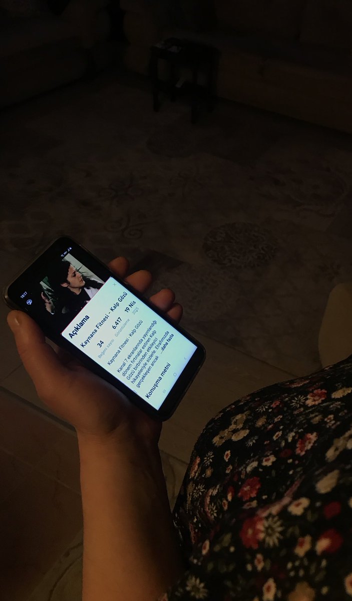 gizeemilhann's tweet photo. Bugün annemi telefonda bir şey izlerken gördüm hatta yemek yerken bile izlemeye devam ediyodu meğersem sebebi buymuş  ndjdjdjdjdjdjdjdjdjdd https://t.co/KqvXrUBnVB
