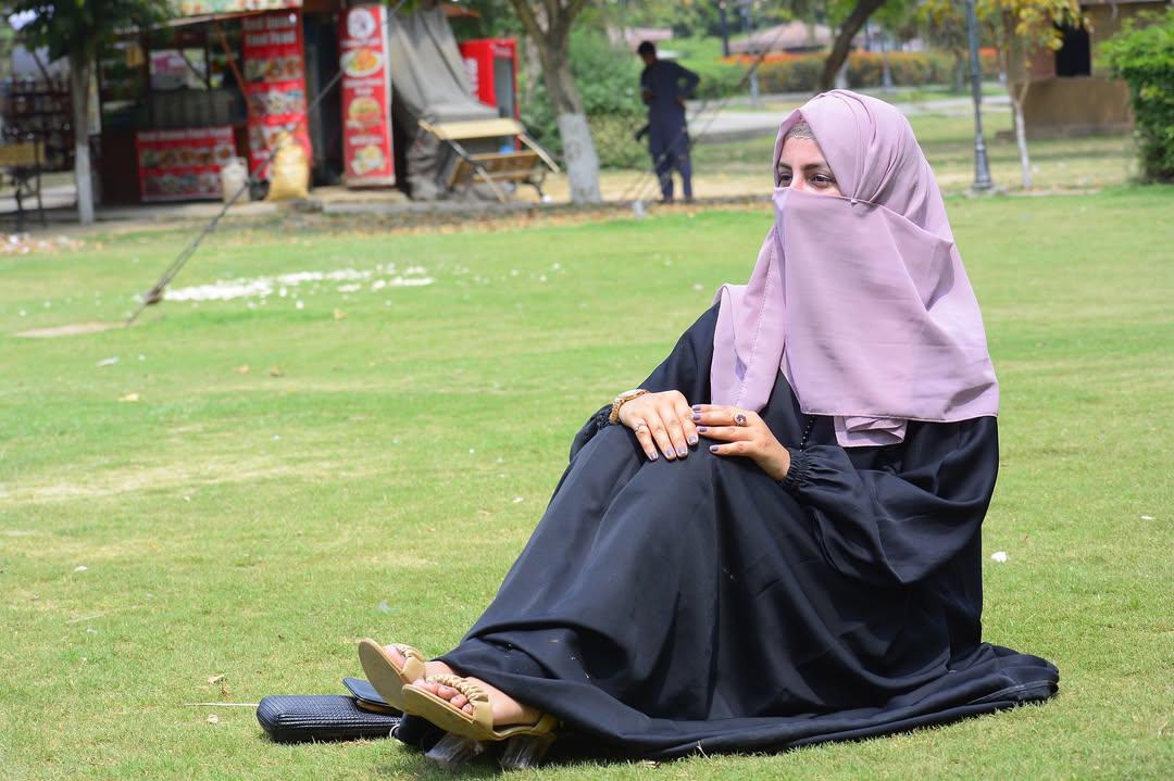 عورتوں کی بھیڑ میں بھی اُس کی نظر صرف مجھ پر ہو ! ایسے مرد کو میں "خوبصورت" اور "حسین" کہوں گی🫀