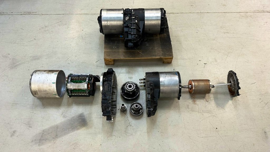 elecclassiccars's tweet photo. In our latest Youtube episode we open up a Tesla drive unit to show what makes it tick and compare it to an LS3 V8 of similar power to show why electric is the superior technology going forward. https://t.co/mSyXXQWWhX ⚡️💪👌 #tesla #ls3 #v8 #electricmotor https://t.co/3K8jQumIey
