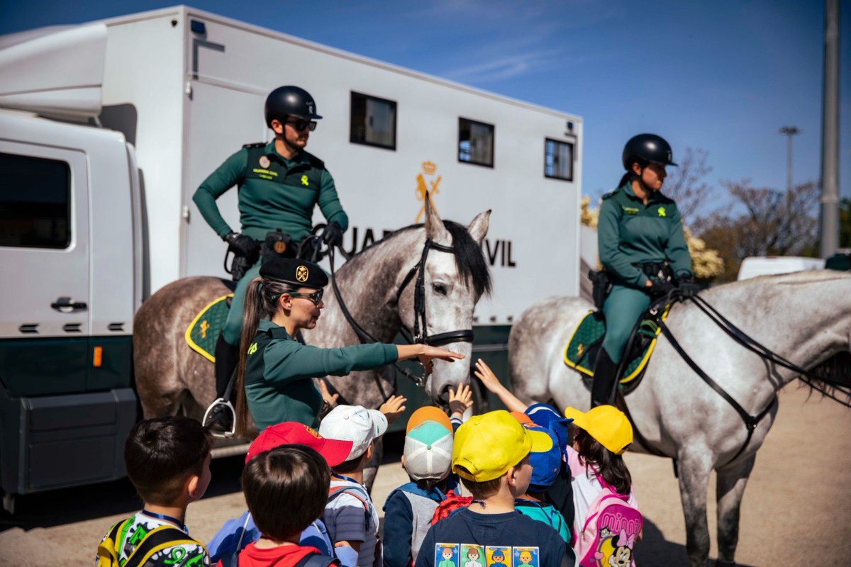 Ayuntamiento de Rivas Vaciamadrid (@aytorivas) on Twitter photo 3.000 escolares de Madrid han asistido hoy en Rivas a la primera exhibición regional de unidades de la <a href="/guardiacivil/">Guardia Civil</a>. Una muestra para acercar el trabajo que realizan diariamente. El acto ha contado con la presencia de la alcaldesa <a href="/AidaCast/">Aída Castillejo</a> y <a href="/franmartagui/">Fran Martín Aguirre</a> (<a href="/DGobiernoMadrid/">Delegación del Gobierno en Madrid 🏛️</a>). 3.000 escolares de Madrid han asistido hoy en Rivas a la primera exhibición regional de unidades de la <a href="/guardiacivil/">Guardia Civil</a>. Una muestra para acercar el trabajo que realizan diariamente. El acto ha contado con la presencia de la alcaldesa <a href="/AidaCast/">Aída Castillejo</a> y <a href="/franmartagui/">Fran Martín Aguirre</a> (<a href="/DGobiernoMadrid/">Delegación del Gobierno en Madrid 🏛️</a>).