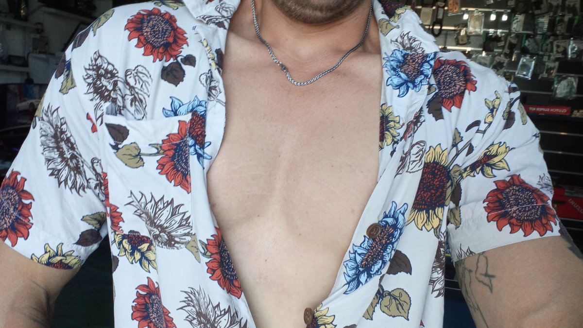 Llega el tiempo de la camisa abierta