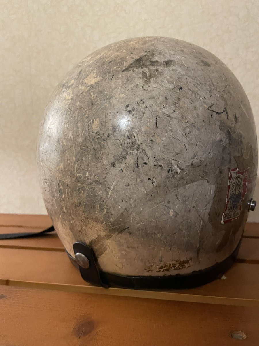 Ryu1966's tweet photo. 元々無かったヘルメット後部のゴーグルストラップも…
茶芯のレザーで製作しまして…
スナップボタンもヤレ加工。
😎👍🛠️✨✨✨
#ビンテージヘルメット
#Repair
#Vintagehelmet
#Custom
#customworks
#Tokyo
#Japan https://t.co/20PQoDvSf8