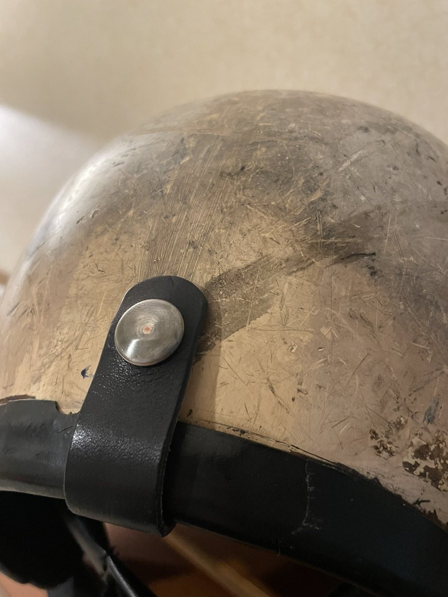 Ryu1966's tweet photo. 元々無かったヘルメット後部のゴーグルストラップも…
茶芯のレザーで製作しまして…
スナップボタンもヤレ加工。
😎👍🛠️✨✨✨
#ビンテージヘルメット
#Repair
#Vintagehelmet
#Custom
#customworks
#Tokyo
#Japan https://t.co/20PQoDvSf8