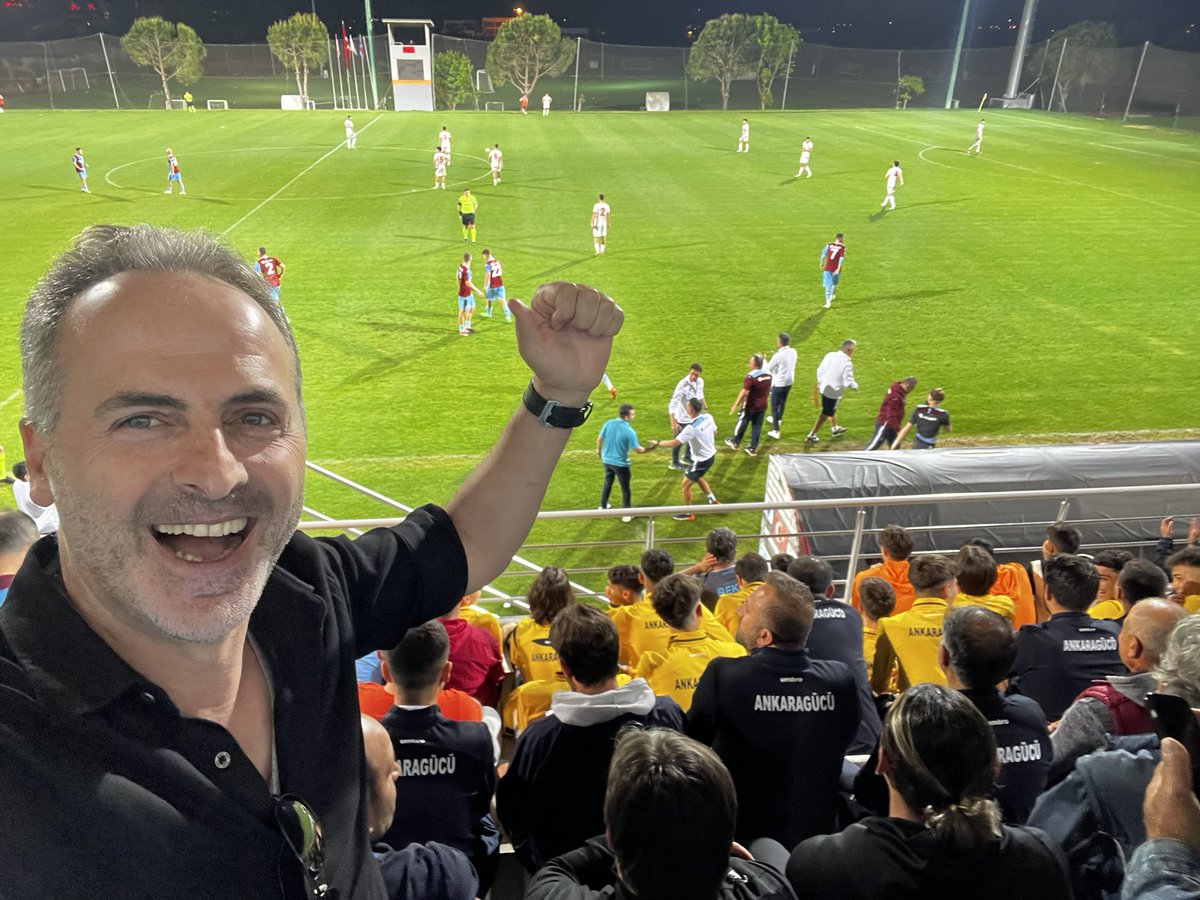 Tam 1 yıl önce Manavgat’ta gençlerin TR şampiyonluğunu birlikte kutlamıştık. Ve şimdi u19 <a href="/Trabzonspor/">Trabzonspor</a> şampiyonlar ligi finalindeyiz. 

Trabzonspor budur. Tebrikler uşaklar🙏🏻👏🔴🔵🇹🇷