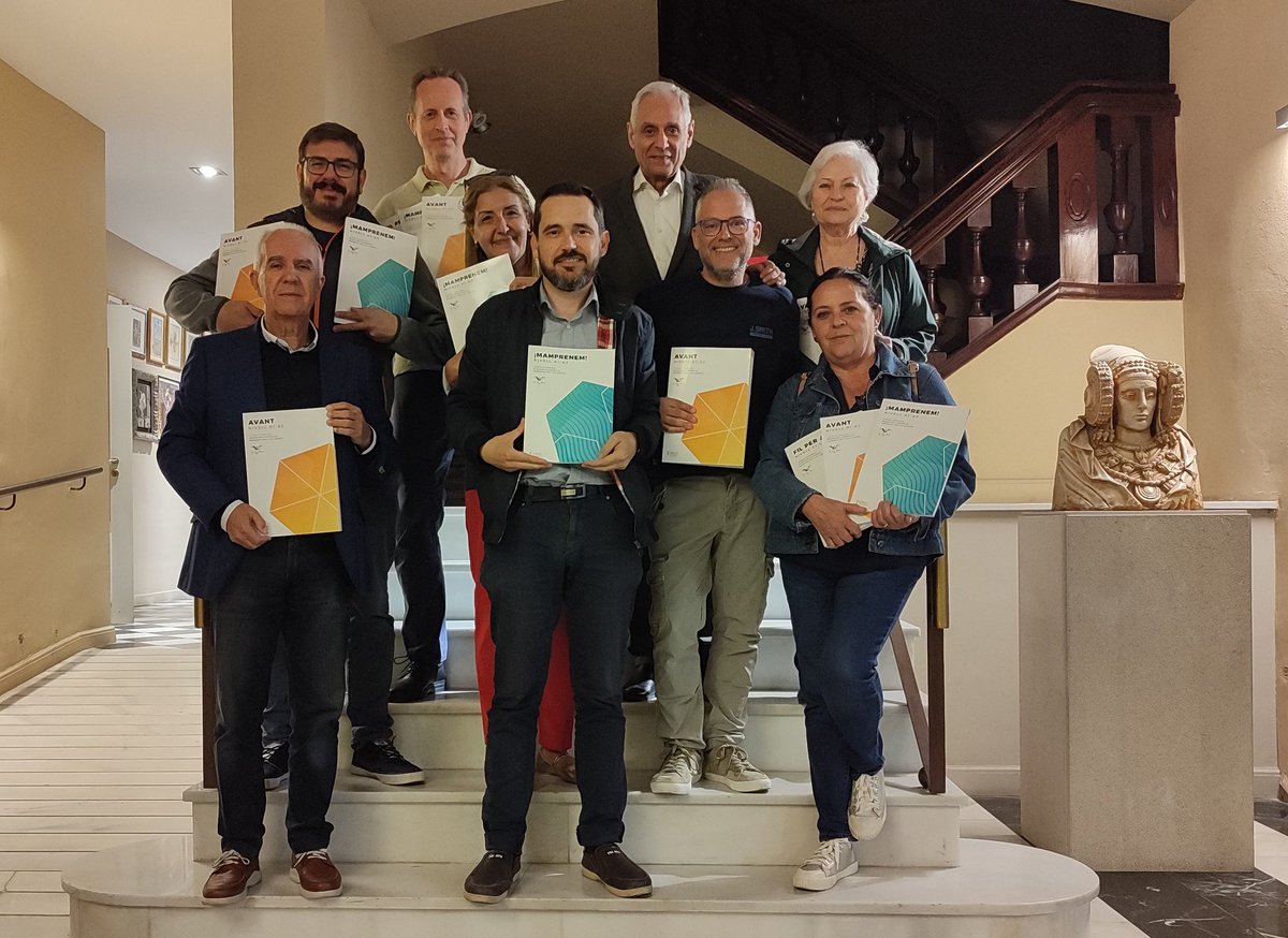 Cursos de Lo Rat Penat (@cursosratpenat) on Twitter photo Dimarts 13 de maig a les 19:30 presentarem en la nostra sèu els nous materials didàctics dels cursos de llengua i cultura valencianes de <a href="/LoRatPenat_/">LO RAT PENAT</a>, en el marc del seu 75 aniversari. ¡Vos esperem!
#LlenguaValenciana
#ElValenciàSEscriu Dimarts 13 de maig a les 19:30 presentarem en la nostra sèu els nous materials didàctics dels cursos de llengua i cultura valencianes de <a href="/LoRatPenat_/">LO RAT PENAT</a>, en el marc del seu 75 aniversari. ¡Vos esperem!
#LlenguaValenciana
#ElValenciàSEscriu