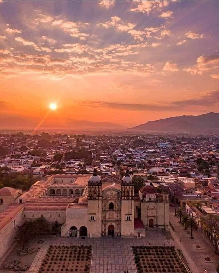 jso_sumano's tweet photo. Hoy en la ciudad de Oaxaca estamos de fiesta por el 493 aniversario de la elevación de la Verde Antequera al rango de ciudad. https://t.co/HH7haIeZII
