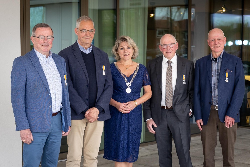 Lintjesregen in Oldebroek
Vier inwoners onderscheiden tijdens Lintjesregen in Oldebroek. Op  vrijdag 25 april ontvingen vier inwoners van de gemeente Oldebroek  tijdens de jaarlijkse Lintjesregen een Koninklijke onderscheiding.
oldebroekvoormekaar.nl/lintjesregen-i…