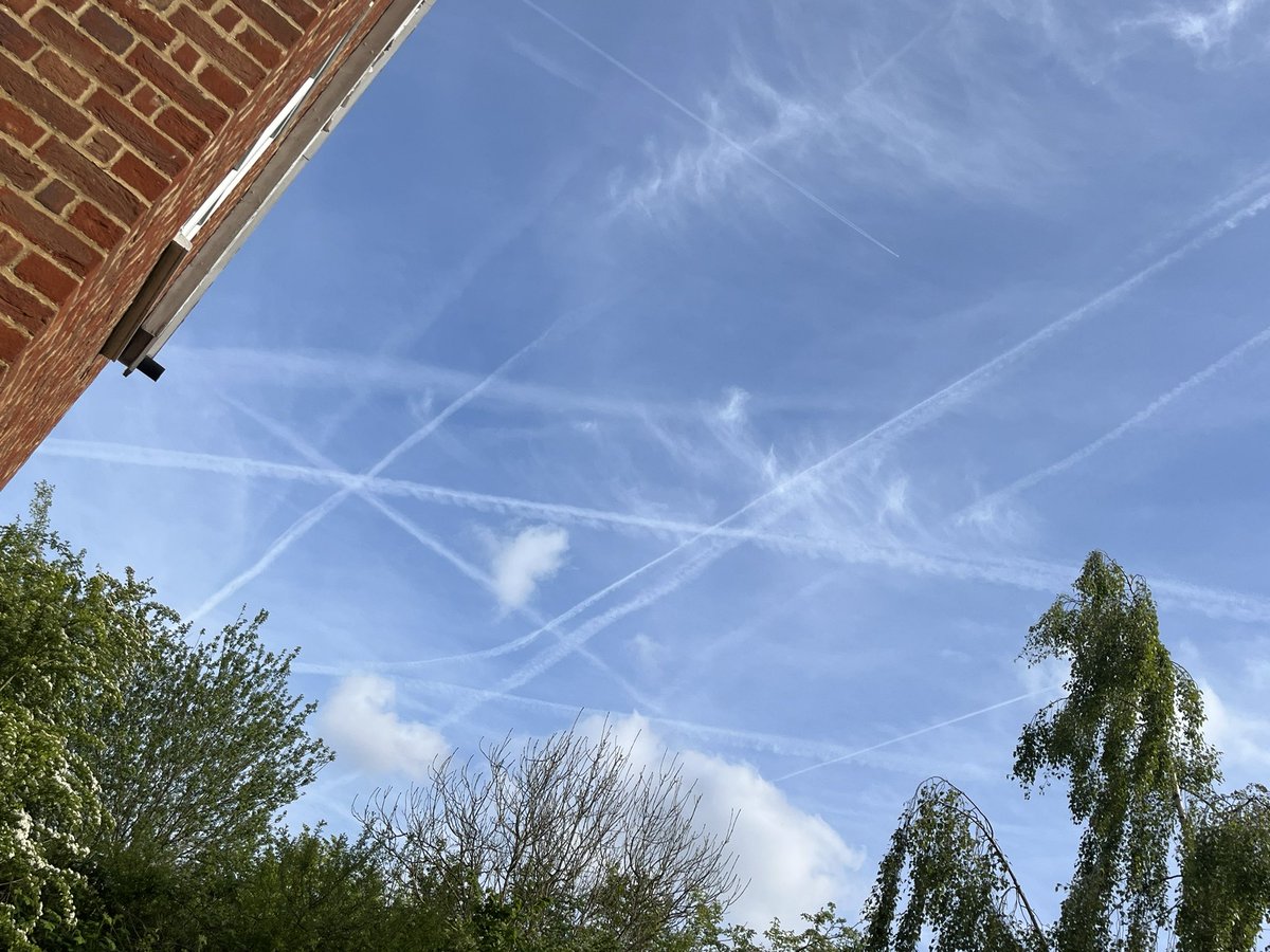 Dan__Stevens's tweet image. This is what dimming the sun looks like in the UK.
Which looks exactly the same as it always has since the global sun dimming operation started in June 2020.