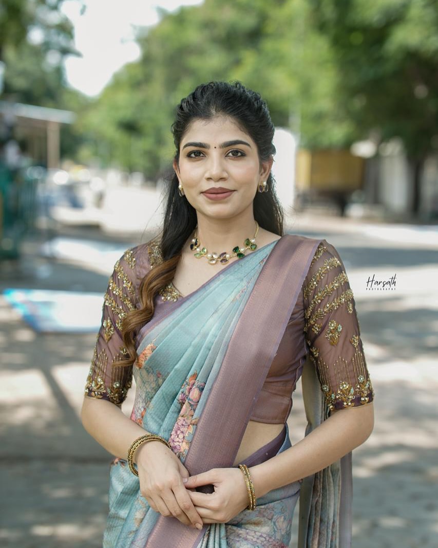 Prabhastylish's tweet photo. Actress #afrina brings out the elegance in the classic traditional saree! โจ
@Prabhastylish @Afrina96988718
#Elegance #Saree #Bollywood #Fashion #Actress #India #afrina #prabhastylishspyder #modeling https://t.co/hrmsnMJ1x0