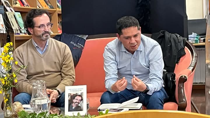 Acompañando a Antonio Andrade na presentación do seu libro "Os cómaros da vida. Diarios 2020-2022" na Casa da Cultura de Corcubión. Sempre é un pracer coincidir co autor bergantiñán e gozar da conversa rodeado dos amigos. Repetiremos pronto.📚
📷: Concello de Corcubión