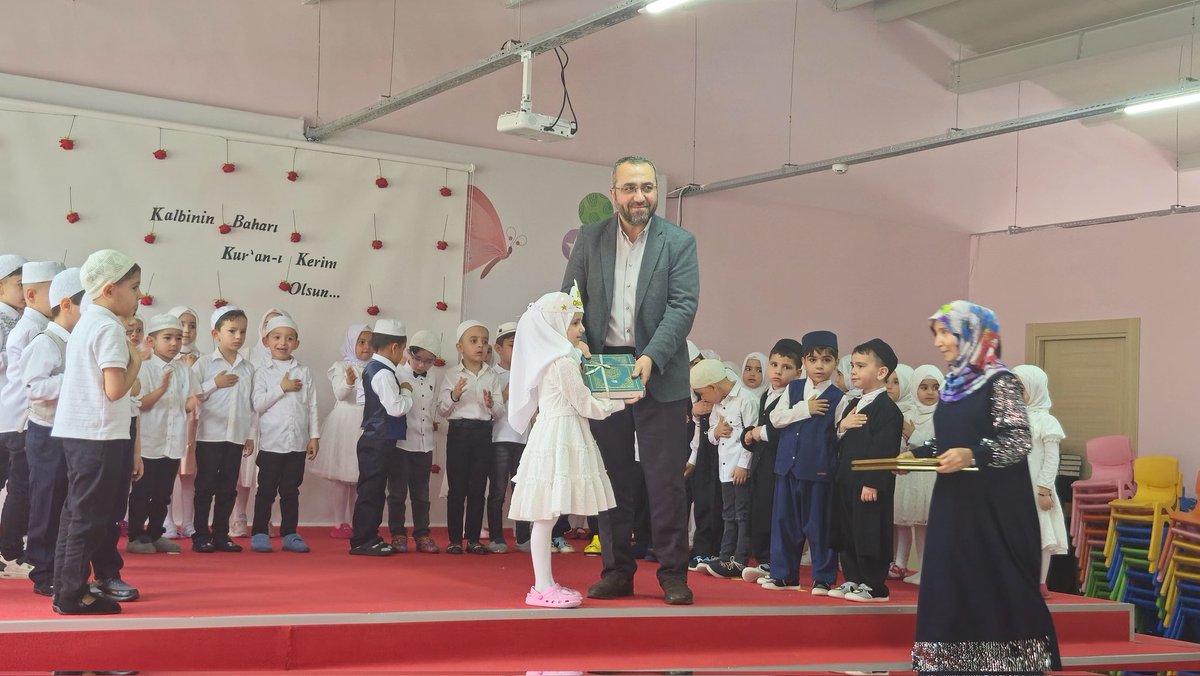 Fakı Dayı 4/6 Yaş Kur'an Kursunda 55 öğrencimiz Kuranı Kerime Geçti. Bu sebeple yapılan programa ilçe Müftümüz Çelebi GÜN , Şube Müdürü Yasin EKİM, Daire Personelleri ve Kurs Yaptırma Dernek Başkanları Veli AKAY ve Ticaret Odası Başkanı Ahmet KOYUNCU Katıldı.