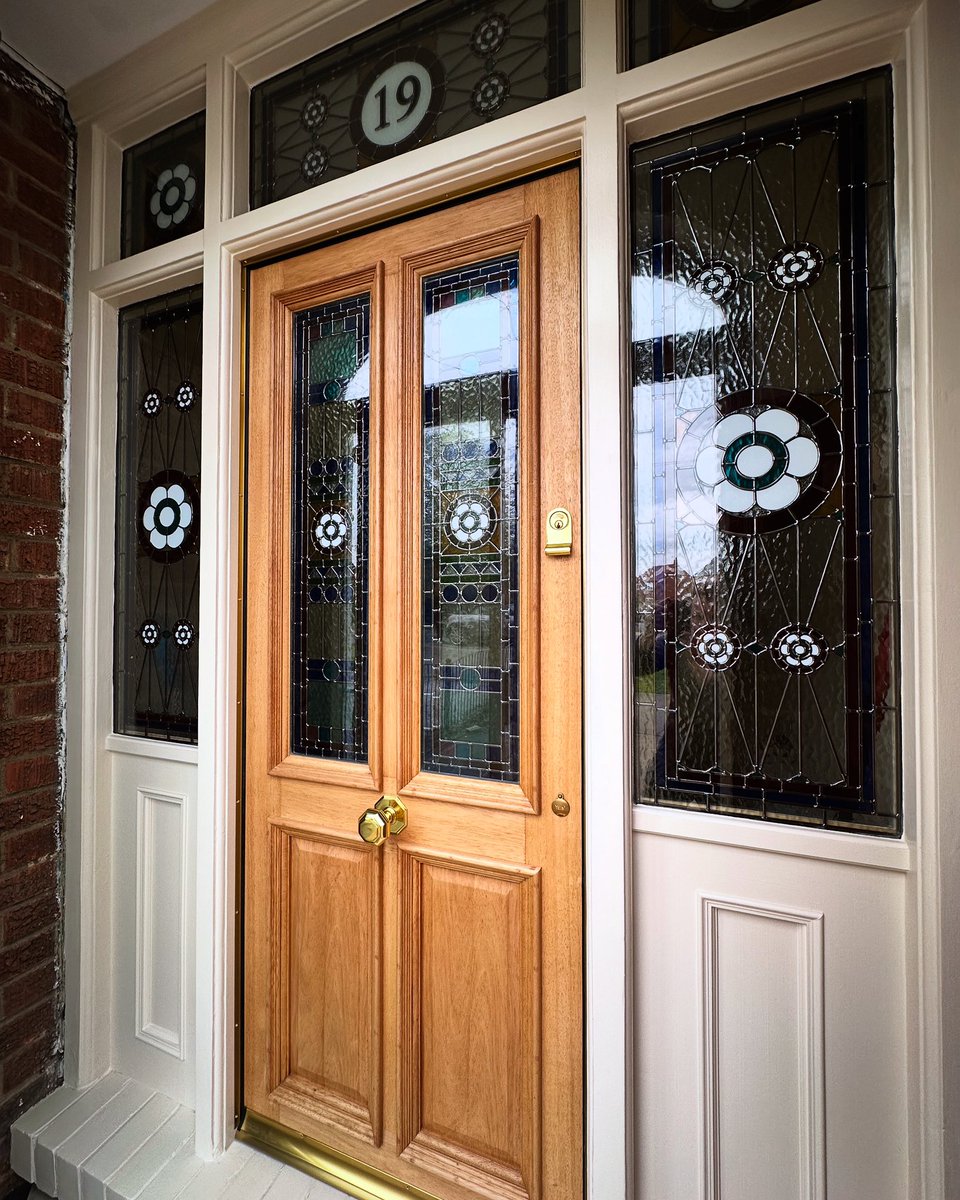 A lovely hardwood door we recently fitted, with bespoke made side panels and stained glass 👌🏻

#flynnjoiners #hull #eastyorkshire #joinery #carpentry #frontdoorgoals #homeinspo