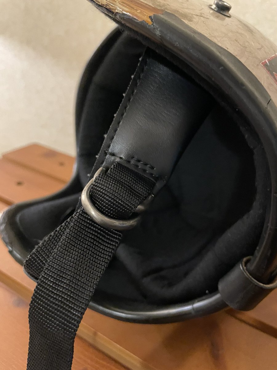 Ryu1966's tweet photo. ヘルメット内部のトップパッドも…
独自の部材を使用してダイヤモンドステッチで仕上げて製作しまして…
完成した内装をヘルメットのシェルに組み込んで固定。
😎👍🛠️✨✨✨
#ビンテージヘルメット
#Repair
#Vintagehelmet
#Custom
#customworks
#Tokyo
#Japan https://t.co/CUGDYenwxN