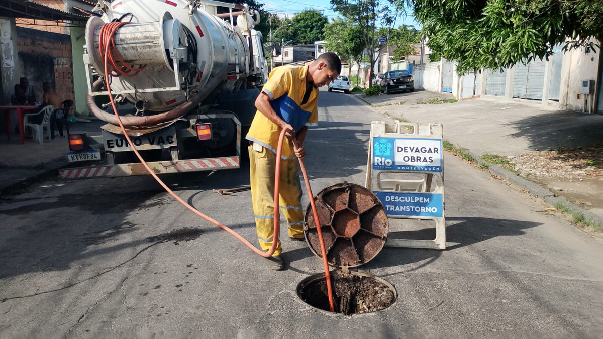 🚧🌧️ A chuva nem chegou direito, mas a gente já tá nas ruas! Nossas equipes tão desobstruindo as caixas de ralo pra garantir que a água escoe direitinho. Registro do trabalho hoje na Rua São Benedito, em Santa Cruz. 💪🏽💦 #Prevenção #ConservaçãoRio #ZonaOestedoRio