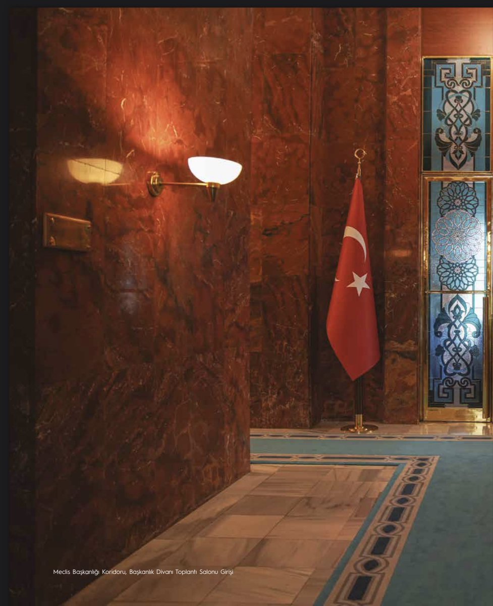 Günümüzdeki III. Türkiye Büyük Millet Meclisi’nde 36 çeşit doğal taş kullanılmıştır. Bunların arasında; Malıköy ve Eskipazar travertenleri, Bilecik serpantiniti, “Hatay Gülü” ve “Düziçi Siyahı” kireçtaşları, Afyonkarahisar, Muğla ve Marmara Adası mermerleri vardır.
📷TBMM Arşivi