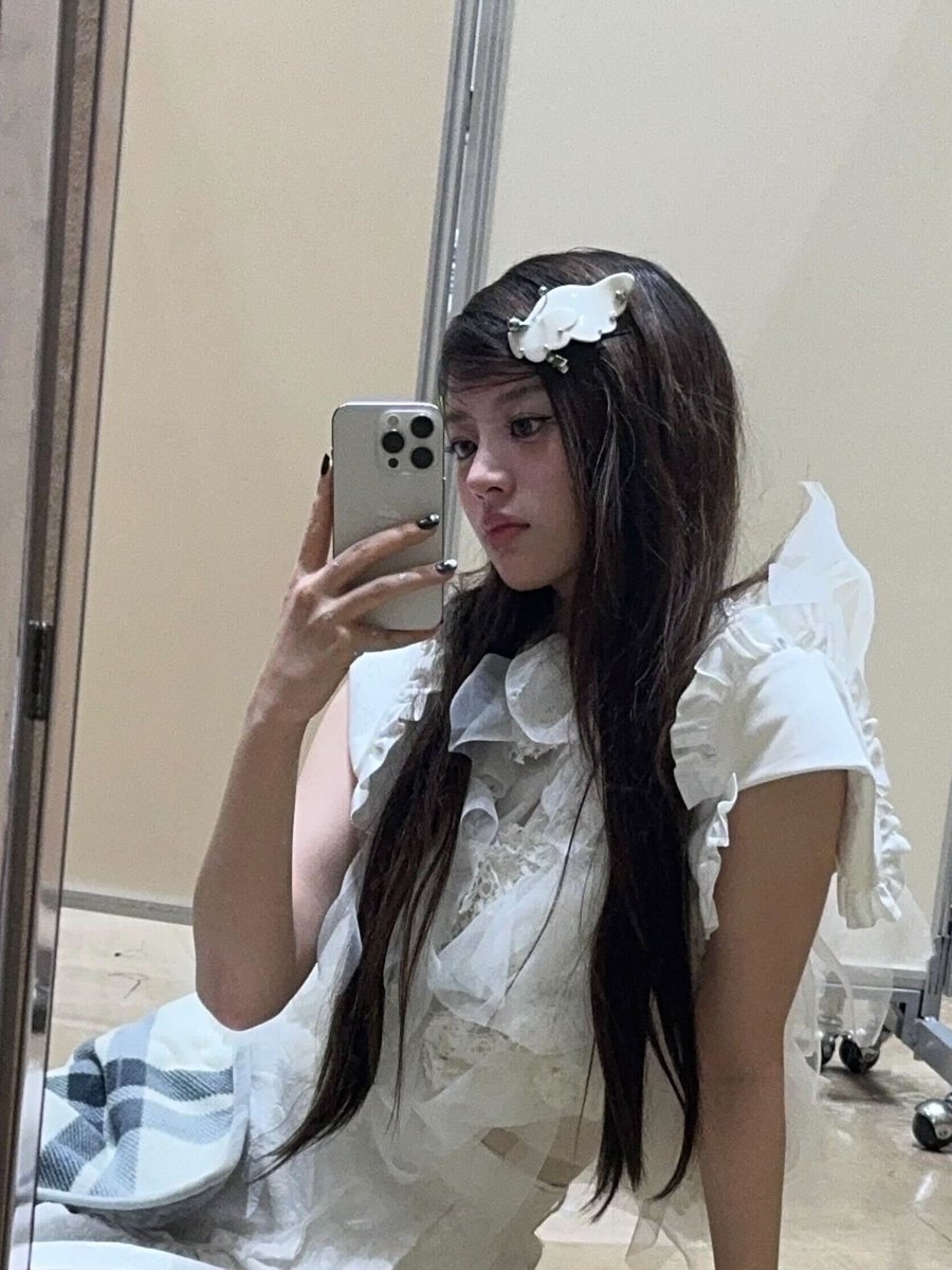 minsju's tweet image. the tiny wing is sneaking itself out, to be seen at the camera. 🪽 but, after a tiring day flying around; sometimes, angel needs a rest, too! a favourite looks of being an angel: being pretty!