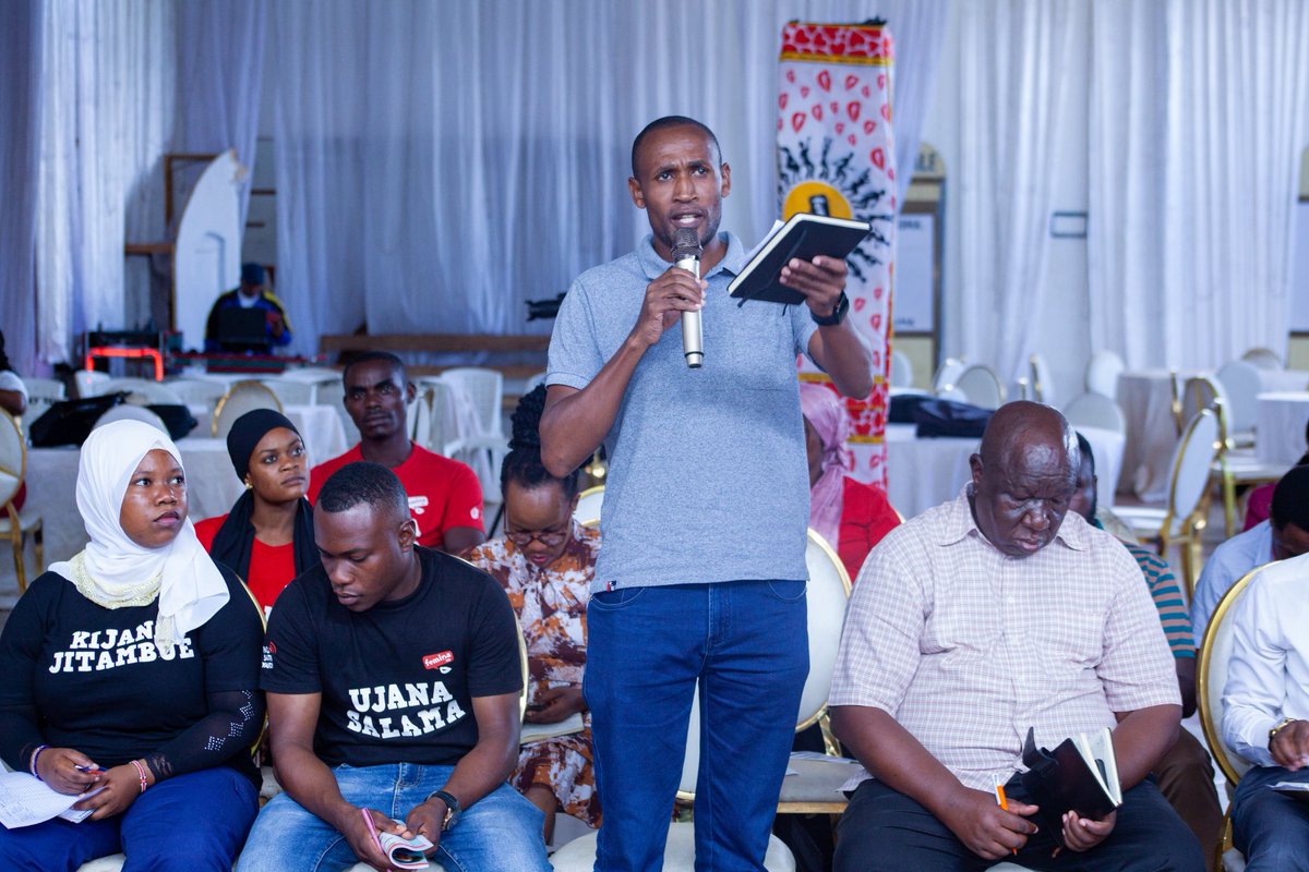 FeminaHip's tweet photo. Leo tulikuwa na kikao cha Tathmini ya Kati ya Utekelezaji wa Mradi wa Ujana Salama Muheza! 

Kikao hiki kimefanyika wilayani Muheza kikihudhuriwa na: Viongozi kutoka  Ofisi ya Rais – TAMISEMI, Wizara ya Maendeleo ya Jamii, Jinsia, Wanawake na Makundi Maalum, Ubalozi wa Ireland, Viongozi wa Halmashauri ya Wilaya ya Muheza, Wanakamati wa MTAKUWWA, Dawati la Jinsia la Polisi – Muheza na Mkoa wa Tanga, Mkuu wa Polisi Wilaya, Hakimu mfawidhi wa Mahakama ya Wilaya, Watendaji Kata, Madiwani na Afisa elimu kata, Viongozi wa dini na Ujana Salama (Youth Champions).

Katika kikao hiki, tumeona mafanikio muhimu ya mradi hadi sasa: Vijana waliofikiwa wameongezeka kutoka 5,498 mwaka 2022 hadi kufikia jumla ya 19,262 mwaka huu 2024.

Kesi za ukatili wa kijinsia (GBV) zilioripotiwa dawati la jinsia polisi zimeongezeka kutoka 64 hadi 76, kuonyesha kuongezeka kwa uelewa na ujasiri wa kuripoti, kesi zilizopelekwa mahakamani zimeongezeka kutoka 27 hadi 29. 

Tumeshuhudia kupungua kwa ndoa za utotoni na mimba za utotoni, ushiriki wa vijana katika shughuli za kujikimu zinazozingatia mabadiliko ya tabianchi umeimarika, ushiriki wa wanawake vijana katika maamuzi ya jamii umeongezeka na mradi umepanuka kutoka kata 6 hadi 12 na shule 2 hadi 7. 

Mradi wa Ujana Salama unaendelea kuonyesha kuwa mabadiliko yanawezekana yakianzishwa na jamii yenyewe.

@ortamisemitz @maendeleoyajami @IrlEmbTanzania 

#ujanasalama #feminahip