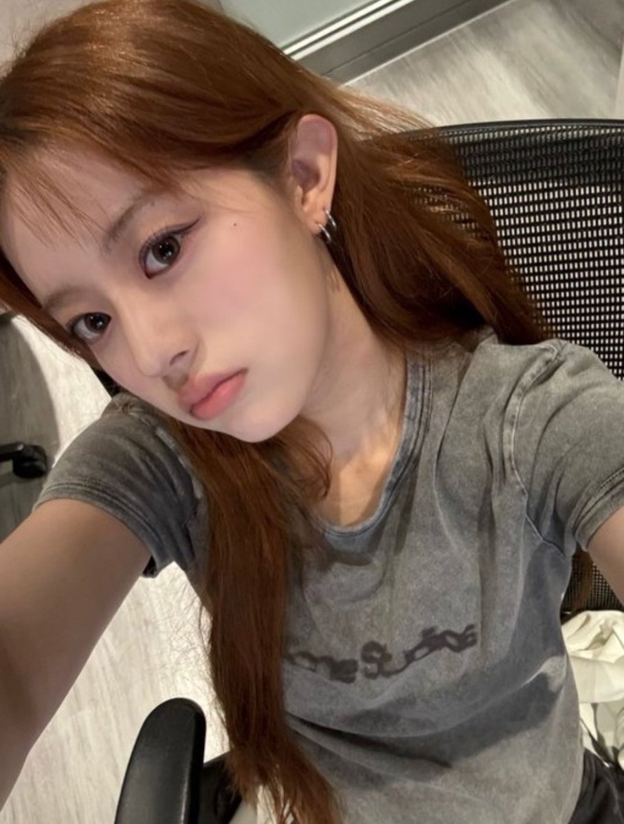 minsju's tweet image. gave you this foldie ... 📂 girlfriend.material at once! four pieces shots are radiating only the counted—one likely. make your camera roll is being full with my effortless—cutesy selcas!