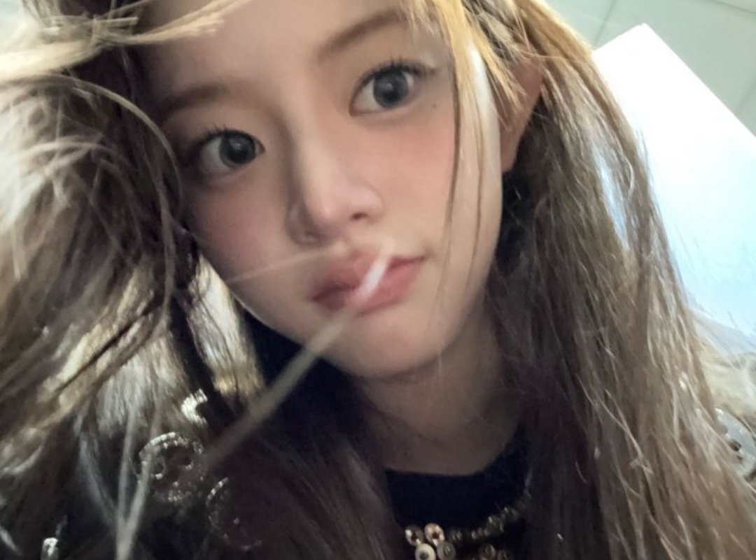 minsju's tweet image. gave you this foldie ... 📂 girlfriend.material at once! four pieces shots are radiating only the counted—one likely. make your camera roll is being full with my effortless—cutesy selcas!