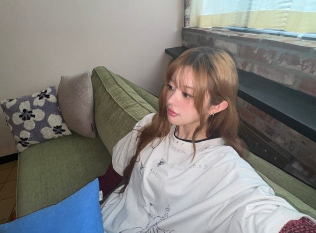 minsju's tweet image. gave you this foldie ... 📂 girlfriend.material at once! four pieces shots are radiating only the counted—one likely. make your camera roll is being full with my effortless—cutesy selcas!