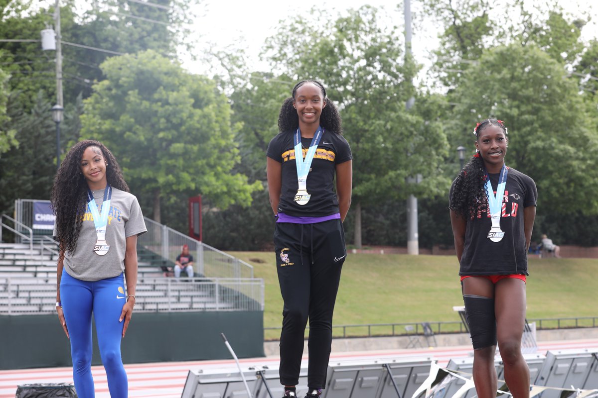 Congratulations to the Women’s Triple Jump podium!

🥇 Jada David , BC
🥈Shynique McGee, CAU
🥉Taniyah Kelley, ASU

#SIAC | #LeadersRiseHere