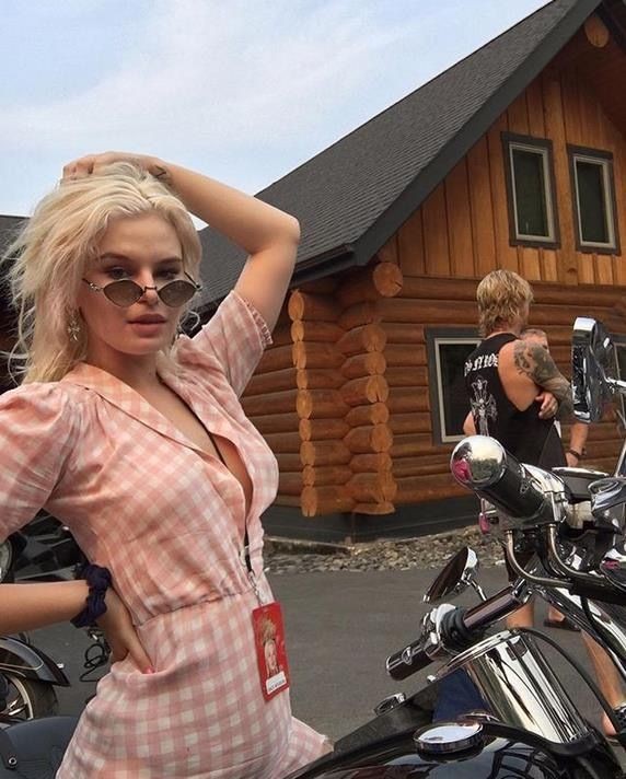 MyFavBassist's tweet image. On first plan lady @GraceMcKagan on second plan @DuffMcKagan #Duff #Duffy #GraceMcKagan #DuffMcKagan #Fam 🩷🩷