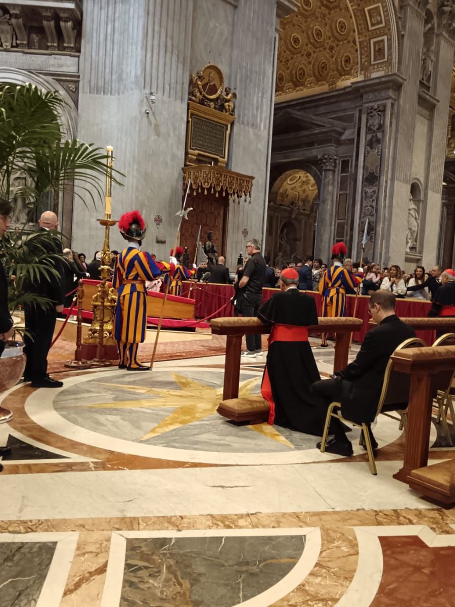 RadioYSAX800AM's tweet photo. Cardenal Gregorio Rosa Chávez presentando sus oraciones ante el ataúd de su Santidad El Papa Francisco en la Basílica de San Pedro en Roma 🇻🇦 https://t.co/nqPRSM8UxP