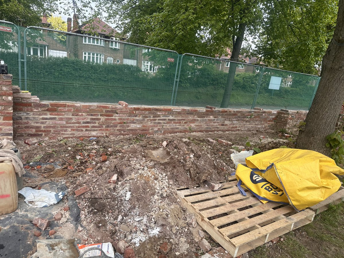 LabourWollatonW's tweet image. After a fair bit of chasing up by our local Cllrs it’s great to see the work starting to rebuild the wall on Wollaton Road. Well done @MyNottingham for getting this done.