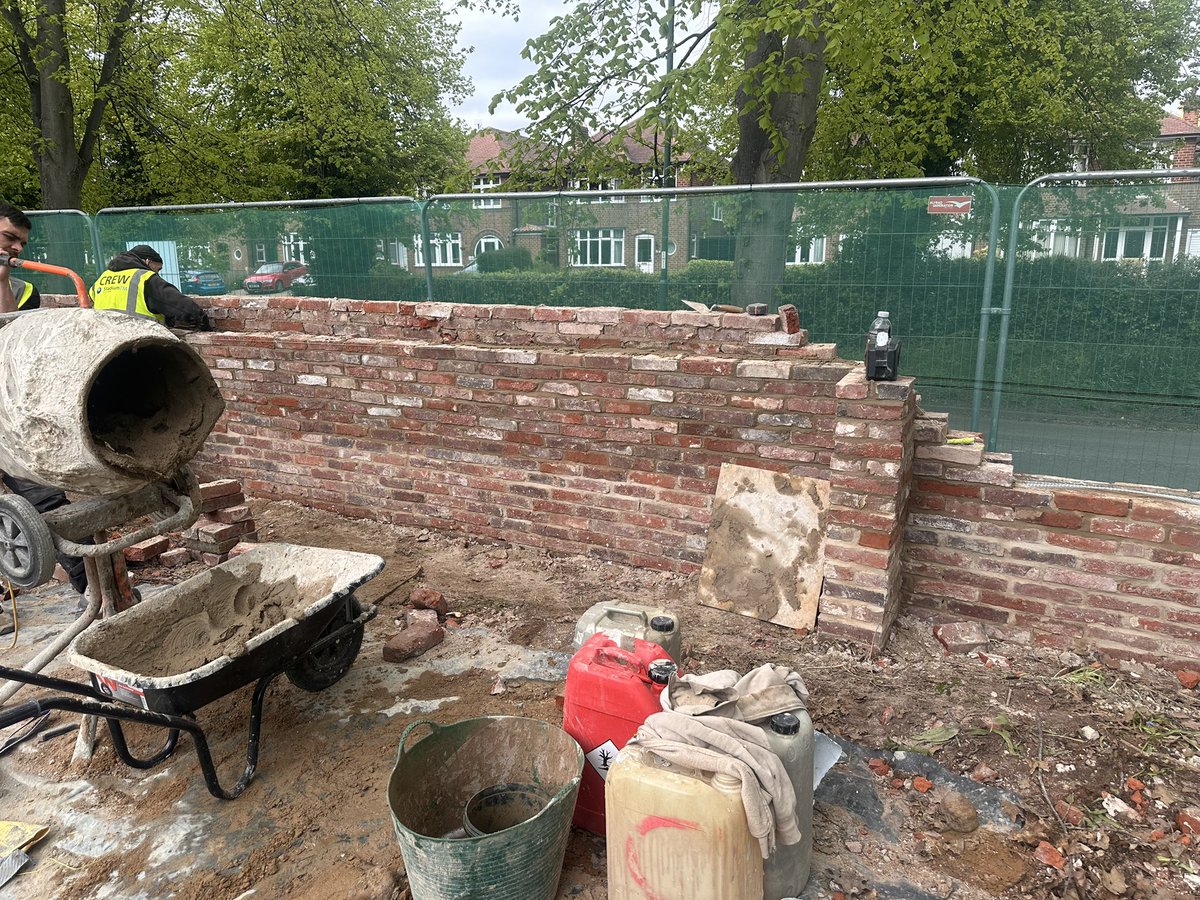 LabourWollatonW's tweet image. After a fair bit of chasing up by our local Cllrs it’s great to see the work starting to rebuild the wall on Wollaton Road. Well done @MyNottingham for getting this done.