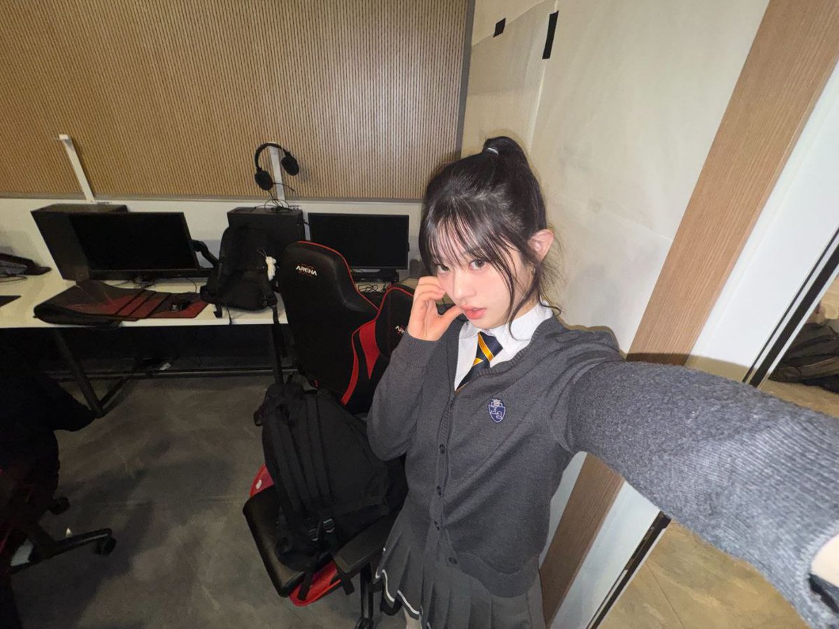 minsju's tweet image. giving out the gen z's selfis style; yet, so wide! ⭐️ i am the superstar with student's energies as before! the room feels so empty until i flashed everything a row! 📸 i just keep going showing these sides! 🤍