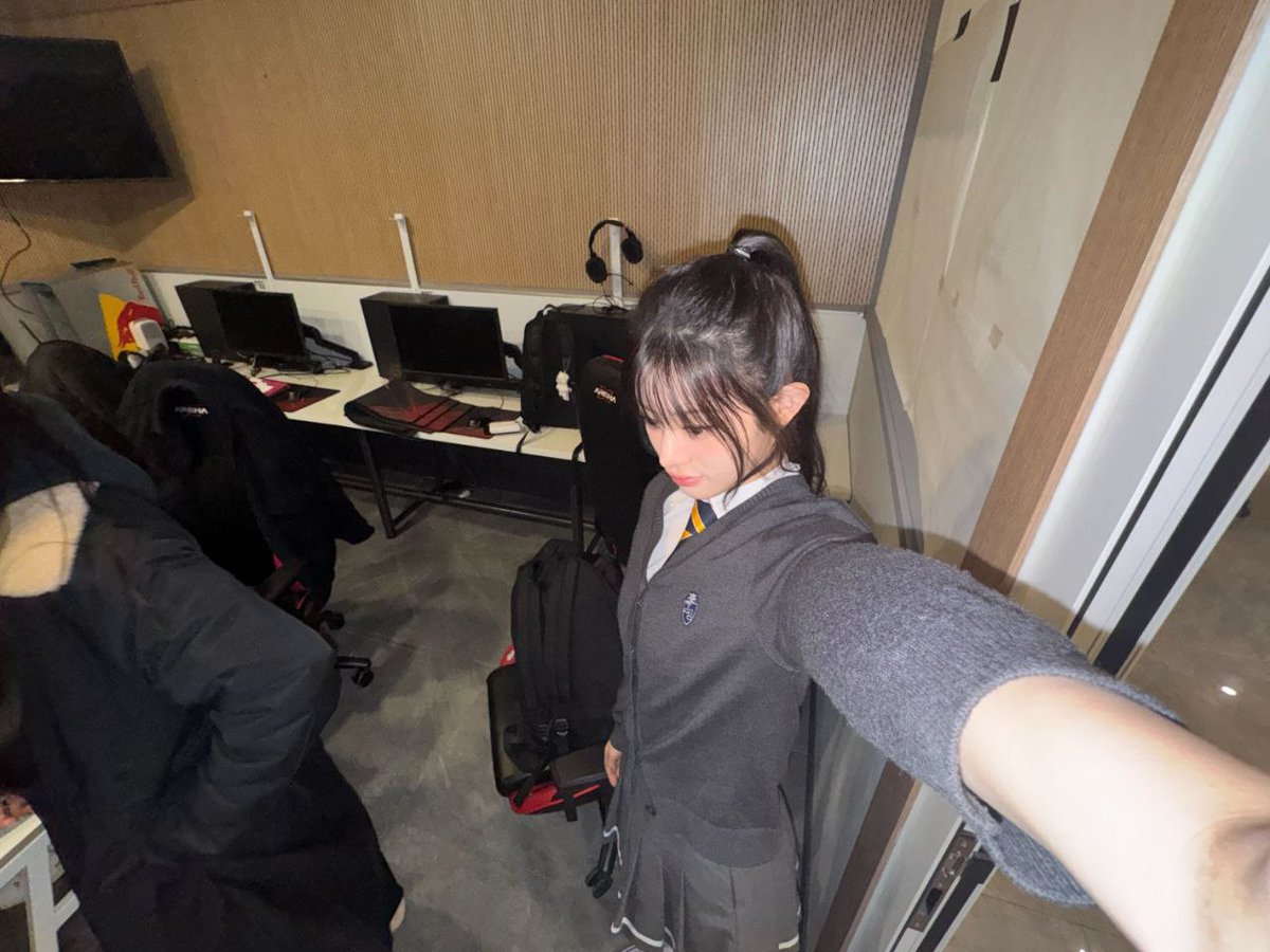 minsju's tweet image. giving out the gen z's selfis style; yet, so wide! ⭐️ i am the superstar with student's energies as before! the room feels so empty until i flashed everything a row! 📸 i just keep going showing these sides! 🤍