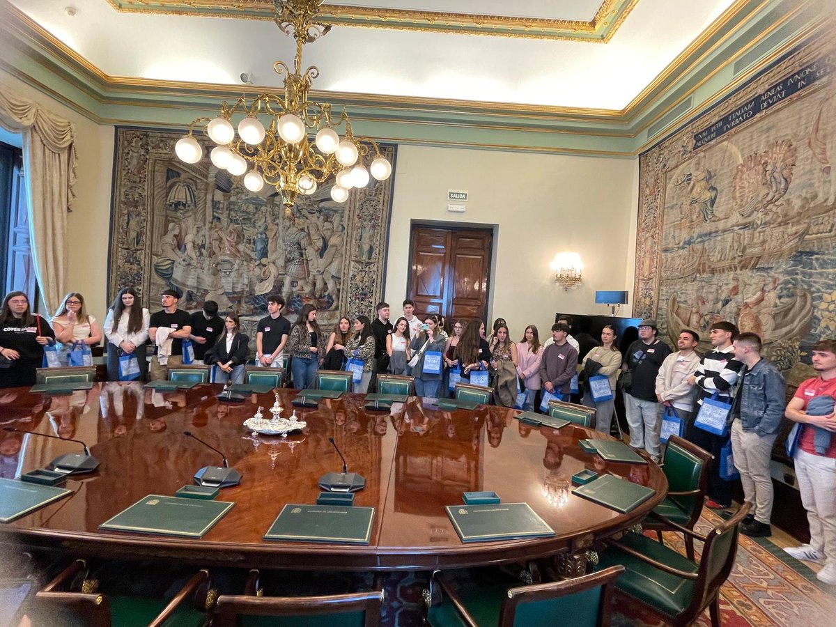 FacDerechoAB's tweet photo. Hoy un grupo de nuestros estudiantes de Derecho y el Doble Grado Derecho-Economía ha visitado el @Congreso_Es junto con profesoras del área de Derecho Constitucional. 🏛️⚖️ https://t.co/bURZbynUts