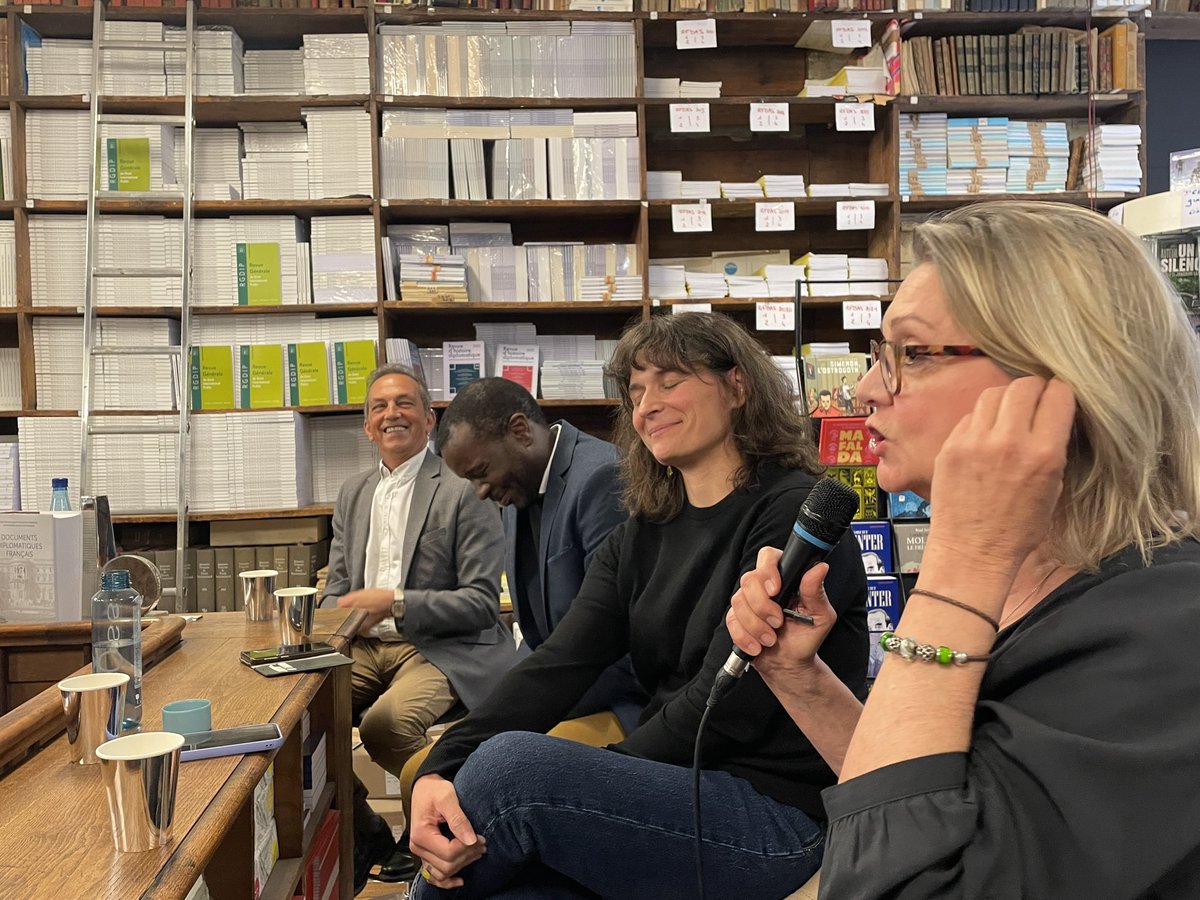 Julia Grignon - en test sur @jlgrgn.bsky.social (@jlgrgn) on Twitter photo En tant que chercheure je suis de ceux et celles qui considèrent que prendre part au débat public fait partie de mon travail
Ça n’est toutefois pas sans présenter certains défis et offrir matière à réflexion !
Riche temps d’échange grâce à <a href="/HValoche/">Valère Ndior</a> avec <a href="/melan_cha/">Mélanie Chalandon</a> & <a href="/MalibeauxS/">MalibeauxS</a> En tant que chercheure je suis de ceux et celles qui considèrent que prendre part au débat public fait partie de mon travail
Ça n’est toutefois pas sans présenter certains défis et offrir matière à réflexion !
Riche temps d’échange grâce à <a href="/HValoche/">Valère Ndior</a> avec <a href="/melan_cha/">Mélanie Chalandon</a> & <a href="/MalibeauxS/">MalibeauxS</a>