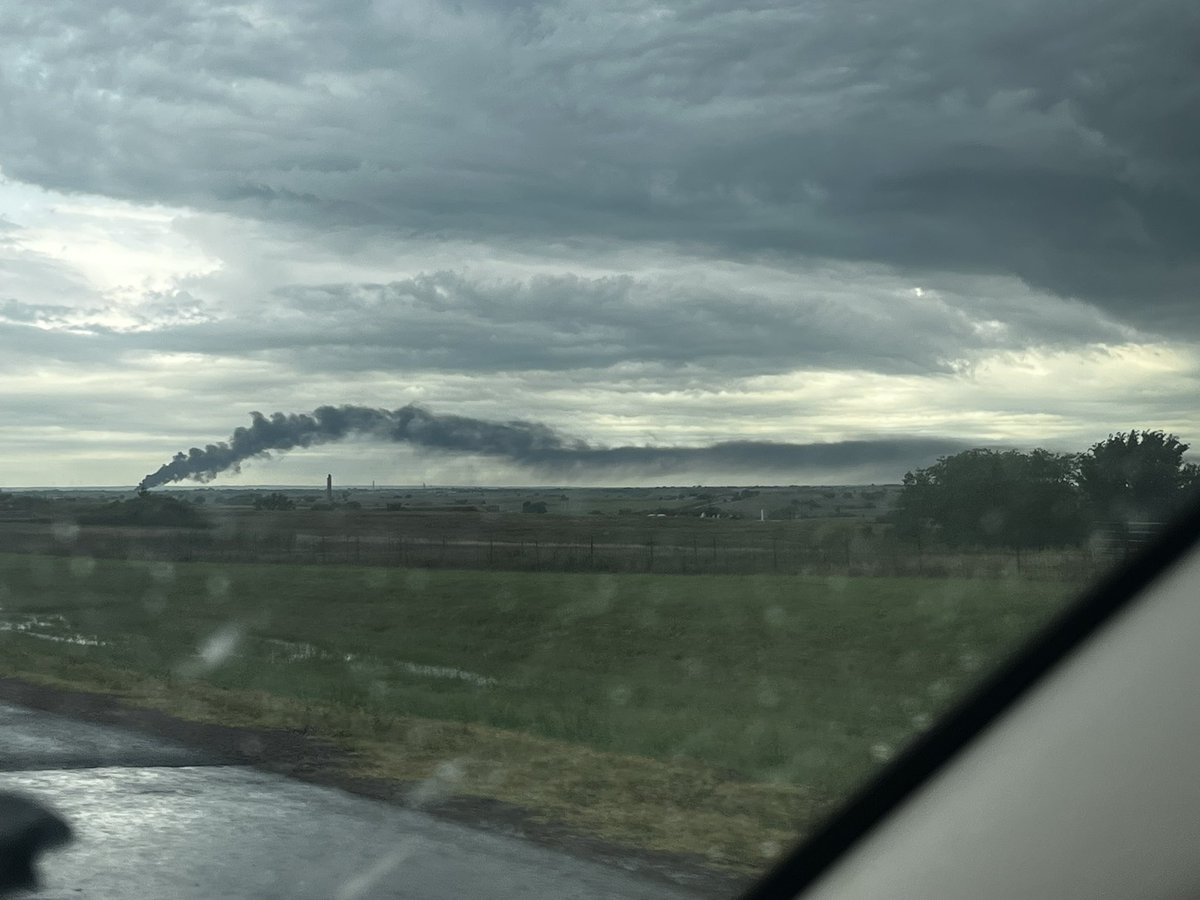 ameliaUrquhart_'s tweet image. Wildfire smoke plume west of I-44 near Mile Marker 87