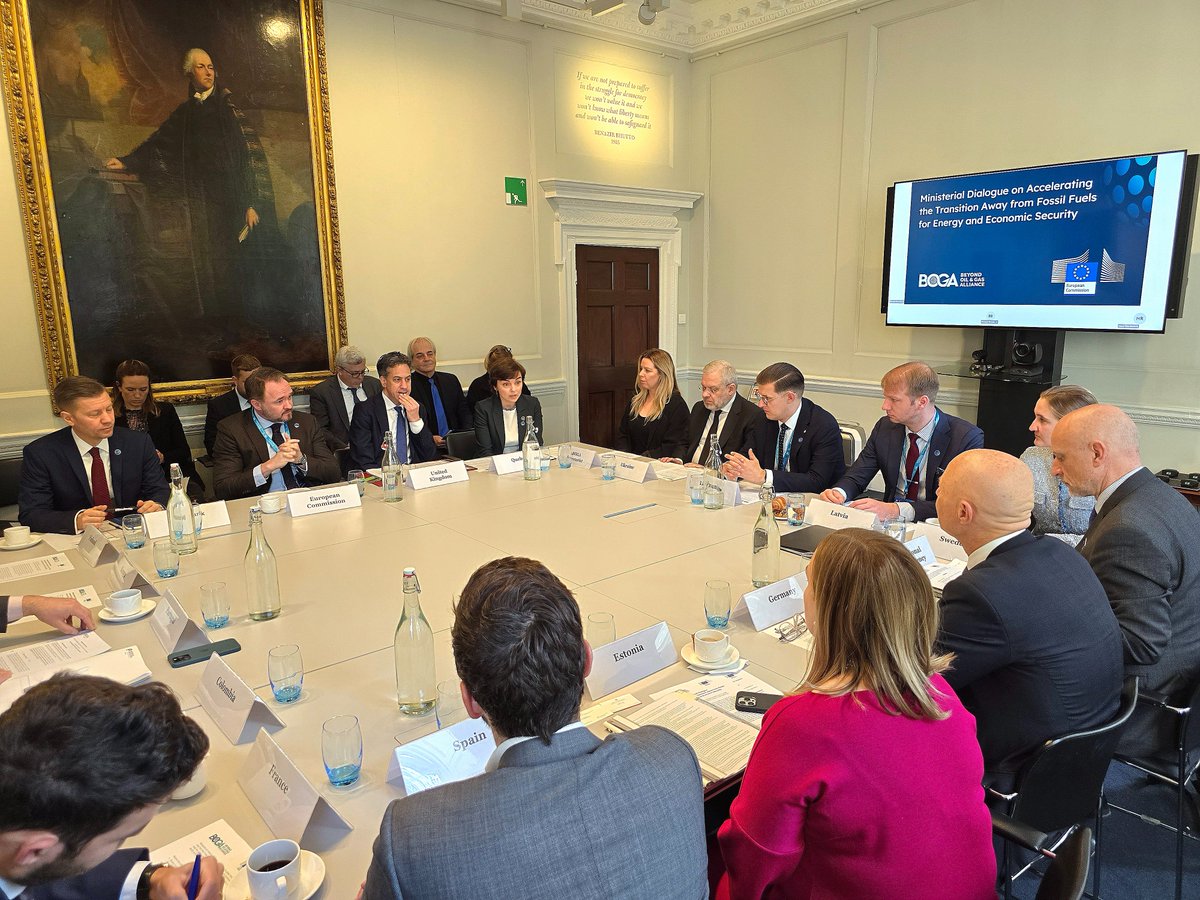 Québec à Londres (@quebecuk) on Twitter photo Au lendemain du sommet de l’<a href="/IEA/">International Energy Agency</a>, la ministre <a href="/CFrechette/">Christine Fréchette</a> a participé au petit-déjeuner ministériel de la <a href="/beyondoilgas/">The Beyond Oil & Gas Alliance</a> (@Quebec & Danemark, co-présidents) à <a href="/ChathamHouse/">Chatham House</a>, aux côtés de <a href="/JeanLemire/">Jean Lemire</a>.
✅ Échange avec <a href="/Ed_Miliband/">Ed Miliband</a>
🌍 Pour une transition énergétique juste & équitable Au lendemain du sommet de l’<a href="/IEA/">International Energy Agency</a>, la ministre <a href="/CFrechette/">Christine Fréchette</a> a participé au petit-déjeuner ministériel de la <a href="/beyondoilgas/">The Beyond Oil & Gas Alliance</a> (@Quebec & Danemark, co-présidents) à <a href="/ChathamHouse/">Chatham House</a>, aux côtés de <a href="/JeanLemire/">Jean Lemire</a>.
✅ Échange avec <a href="/Ed_Miliband/">Ed Miliband</a>
🌍 Pour une transition énergétique juste & équitable