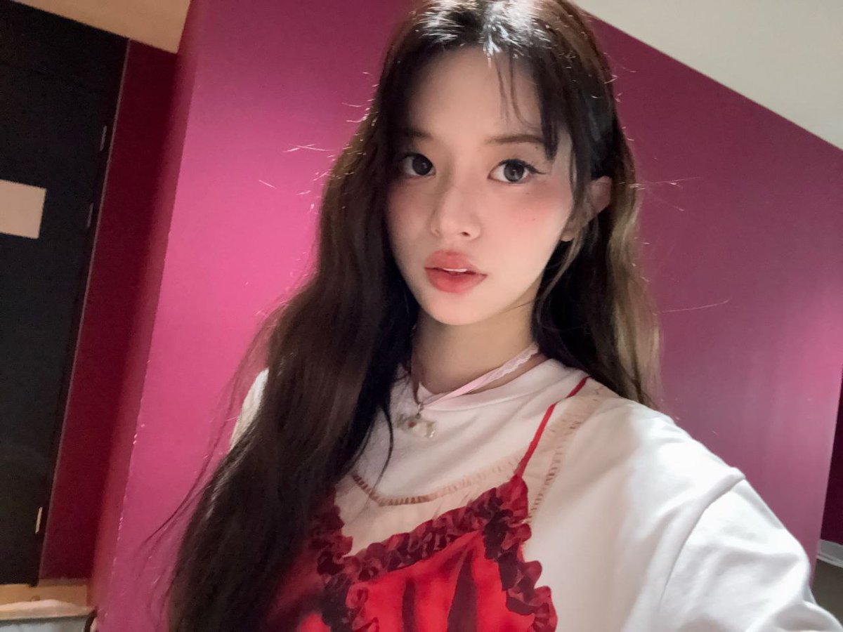 minsju's tweet image. it is like a velvet comes to surface. 💟 if you are seeing a thing so true yet so legendary, it means you are fully awake. ☝🏻 this selfie remains cutest and pretty appearance, it shouted me at: bestest.