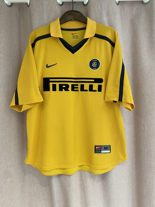KitNerdUK's tweet image. Number 75 of 79: 1999/2000 Away

Proper baggy (just) 90s. The material is almost like a velvet and the collar is awesome. Simple yellow, with great black and blue trim.

Thanks to @JMGfootball98 for the 🅰️ and for thinking of me when you got it in.

95% done