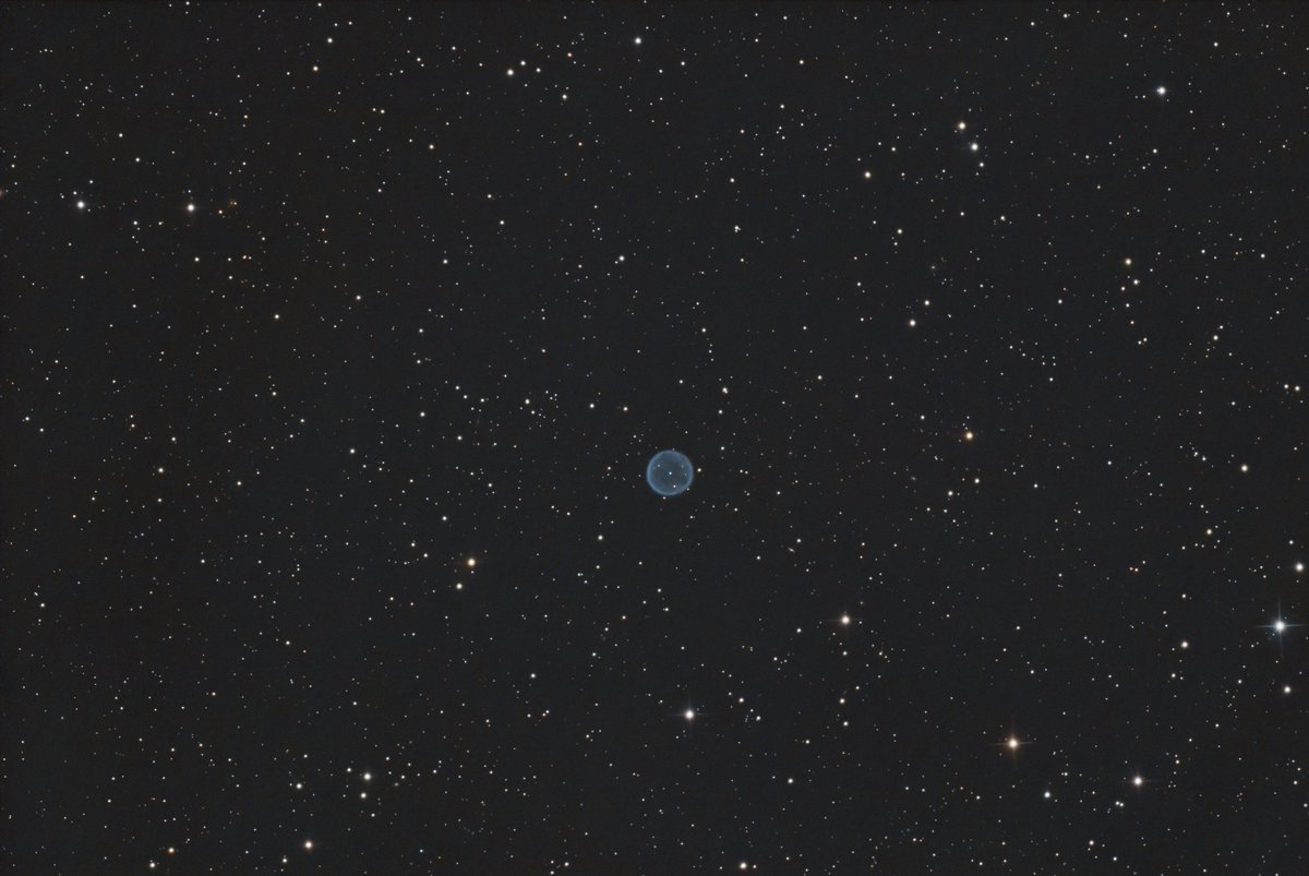 Une nébuleuse planétaire à environ 6800 années lumière de nous dans la constellation d'Hercule.Voici Abell39 et sa jolie forme de bulle qui  tranche avec le phénomène violent de la mort de l'étoile à son origine.04H30 de pose pour cette image.💫#Astrophotography