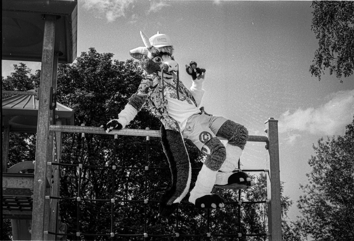 Happy #FursuitFriday! 🎉🌞
Das Foto ist von <a href="/StejfS/">Štejf</a> und wurde auf 35mm Film fotografiert und eingescannt.
🐉 <a href="/PocketVito/">Vito di Salvo 🐉💙💚🦎</a>
🌍 #EAST