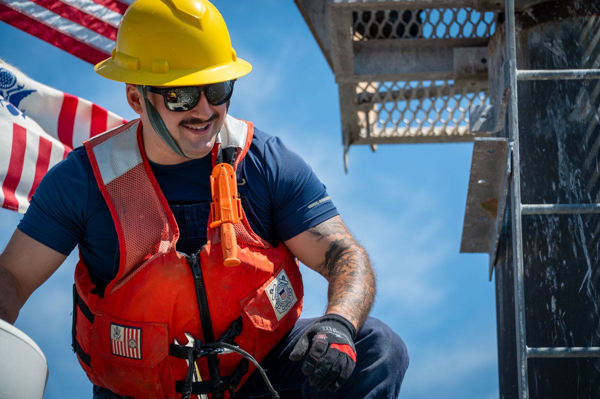 USCGSoutheast's tweet photo. #USCG Aids to Navigation Team Tybee’s five-member crew maintains over 300 primary aids to navigation across the marine transportation system in #Georgia and #SouthCarolina, ensuring the safety of the maritime public.
#CGMTS2025 #AidsToNavigation #ATON https://t.co/o8J2TDk8uo