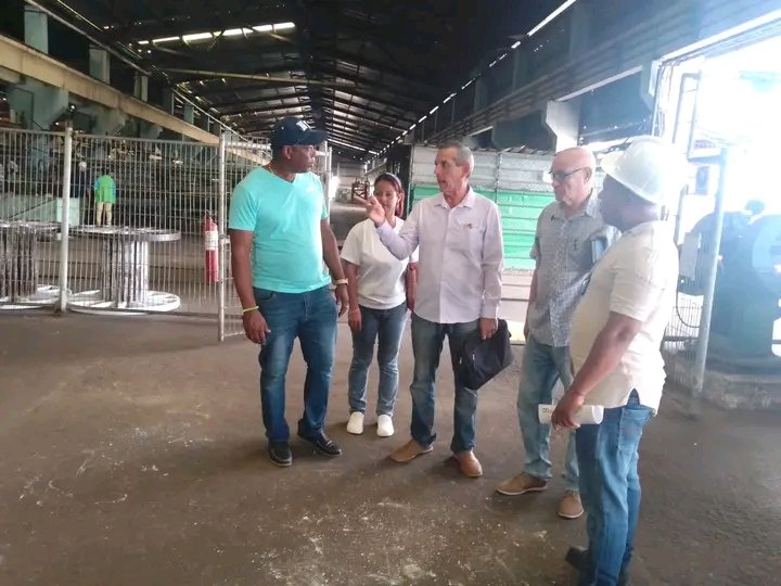 Hasta la UEB Derribados del Alambre llegamos a intercambiar con los Trabajadores acompañados por Omar Pérez Salomón Funcionario del Departamento de Atención a los Servicios.
#PorCamagüeyTodo.