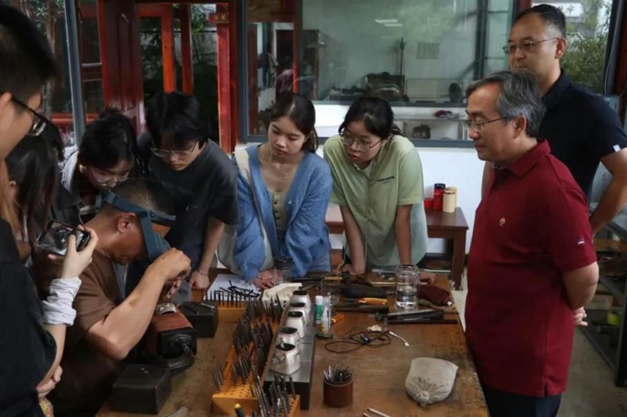 Tsinghua_Uni's tweet photo. "#Art for life, design for the people." #NextGen from @Tsinghua_AAD breathe new life into #ruralvillages, turning abandoned mines into vibrant art hubs. From revitalized homestays to thriving tourism, #THUInCommunity drives growth & prosperity through art. #BetterTogether https://t.co/q4n603YQ08