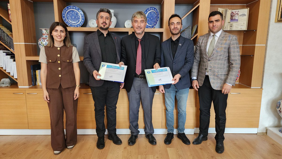 İl Millî Eğitim Müdürlüğümüz Genç AR-GE faaliyetleri kapsamında düzenlenen TEKNOFEST 2025 Teknoloji Yarışmaları Proje Yazma Eğitimi’nde, T3 Vakfı gönüllüsü olan akademisyen hocalarımız Ramazan BAYAT ve Muhammed BEKMEZCİ’ye, katkılarından dolayı İl Millî Eğitim Müdürümüz Mustafa