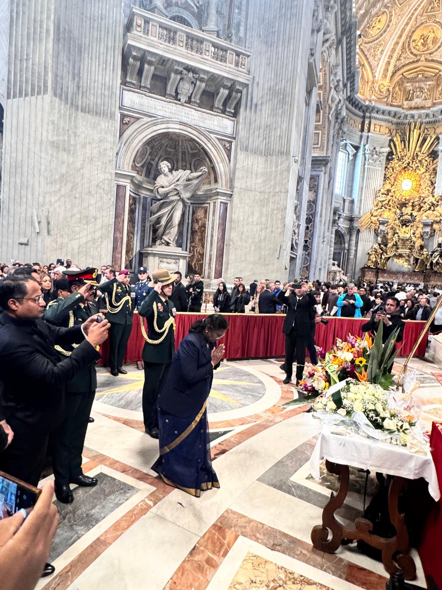 rashtrapatibhvn's tweet image. President Droupadi Murmu paid homage to His Holiness Pope Francis at Basilica of Saint Peter in Vatican City.