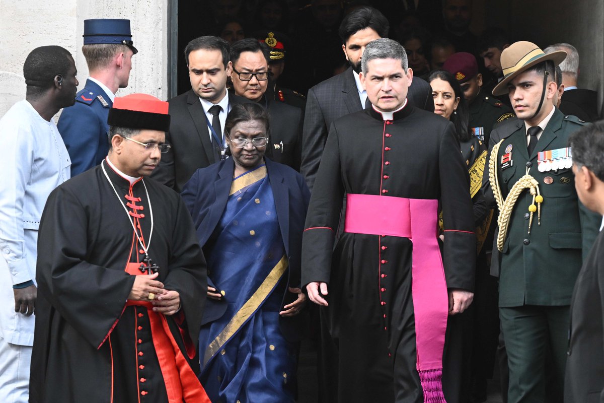 rashtrapatibhvn's tweet image. President Droupadi Murmu paid homage to His Holiness Pope Francis at Basilica of Saint Peter in Vatican City.