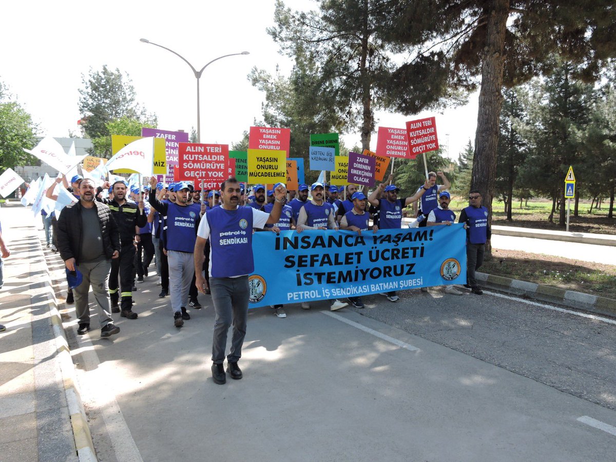 #Tuprsiscisidireniyor

Tüpraş yönetimine açık çağrımızdır: Bu masa oyun yeri değil! Emekçinin alın teriyle dalga geçmeyin. Masaya ciddi, adil bir teklifle gelin. Sabrımız sınanmasın!