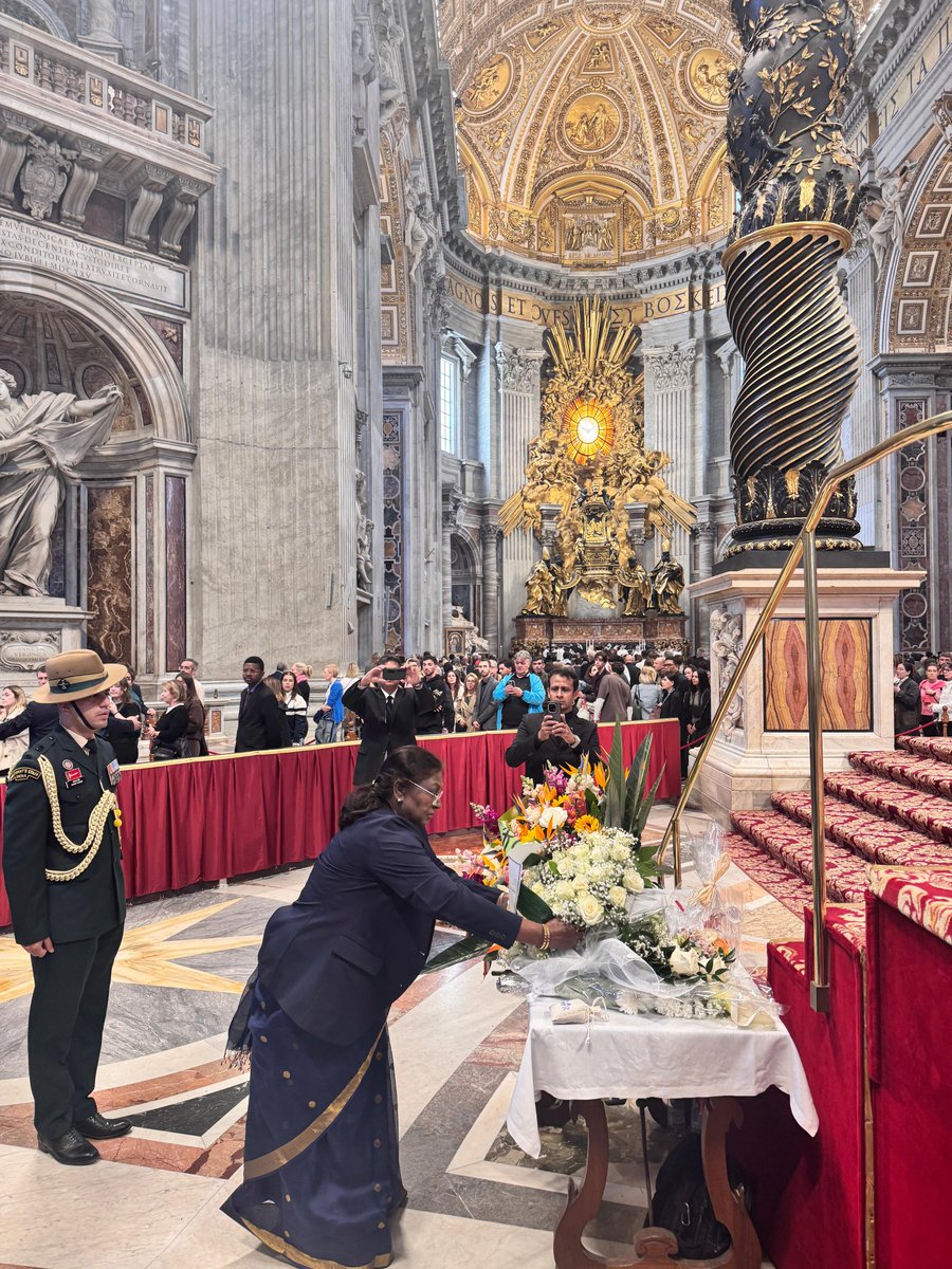 rashtrapatibhvn's tweet image. President Droupadi Murmu paid homage to His Holiness Pope Francis at Basilica of Saint Peter in Vatican City.