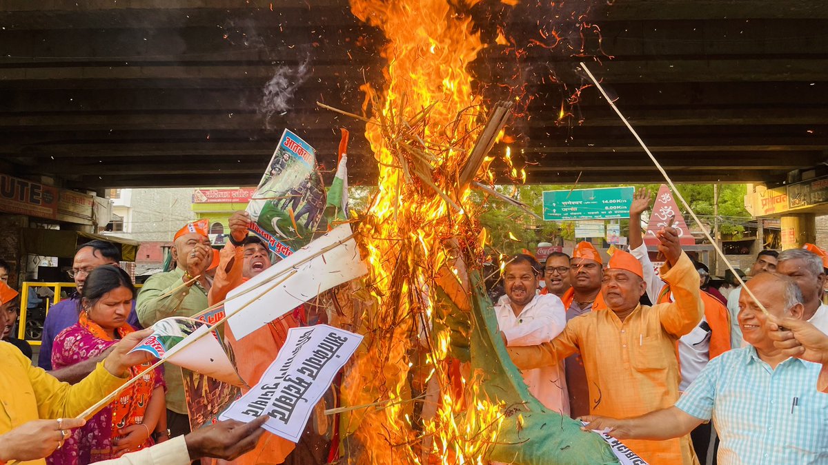 आज दिनांक 25/04/2025 को हमारे विधानसभा के राजातालाब में पाकिस्तानी आतंकवादियों द्वारा धर्म पूछकर 28 निर्दोष भाइयो की निर्मम हत्या ने पूरे देश को हिला कर रख दिया है। 

पार्टी के पदाधिकारियों एवं कार्यकर्ताओं द्वारा पाकिस्तान के आतंकियों का पुतला फूका 
<a href="/narendramodi/">Narendra Modi</a>  <a href="/BJP4UP/">BJP Uttar Pradesh</a>