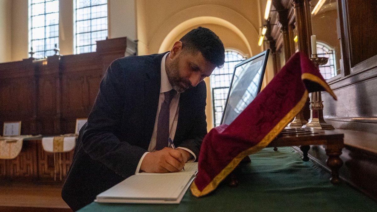 Lord Wajid Khan (@lordwajidkhan) on Twitter photo Today I attended a Requiem Mass for Pope Francis at Westminster Cathedral, and signed the book of condolence.
Together with the Catholic community in the UK and others around the world, we mourn his loss and remember his leadership.
<a href="/WestminsterCath/">WestminsterCathedral</a> Today I attended a Requiem Mass for Pope Francis at Westminster Cathedral, and signed the book of condolence.
Together with the Catholic community in the UK and others around the world, we mourn his loss and remember his leadership.
<a href="/WestminsterCath/">WestminsterCathedral</a>