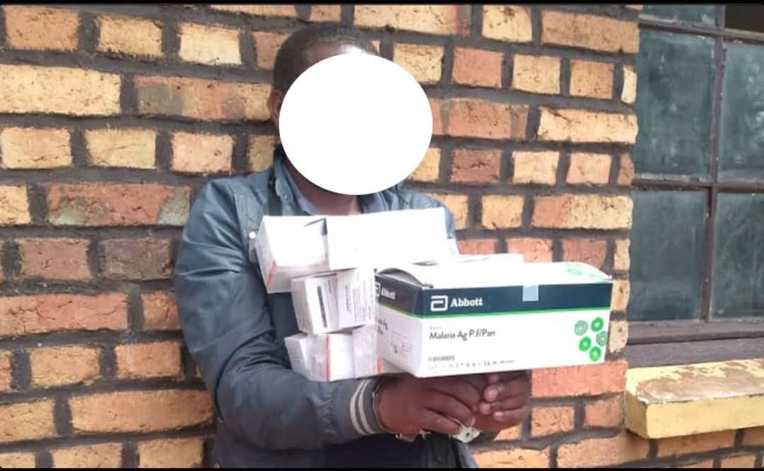 Umukozi ukorera Ikigo Nderabuzima kimwe cyo mu Karere ka Muhanga, wakekwagaho kwiba imiti y’iri Vuriro yitwikiriye ijoro akajya kuyikura mu bubiko bwayo, yafatiwe mu cyuho ari kuyiha umushoferi wagombaga kuyimugereza ku wo bikekwa ko yayigurishaga.